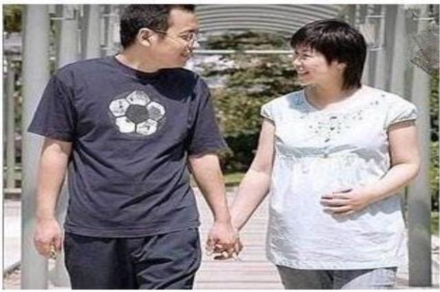 孩子看不惯爸爸“欺负”妈妈, 偷偷告诉姥姥有家暴, 妈妈脸红了