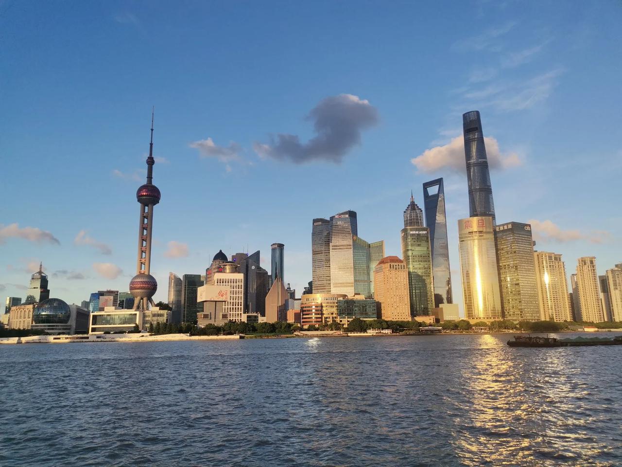 上海楼市出现一个怪现象，新江湾城一小区业主居然攻守同盟，集体调整挂牌价，单价锁定