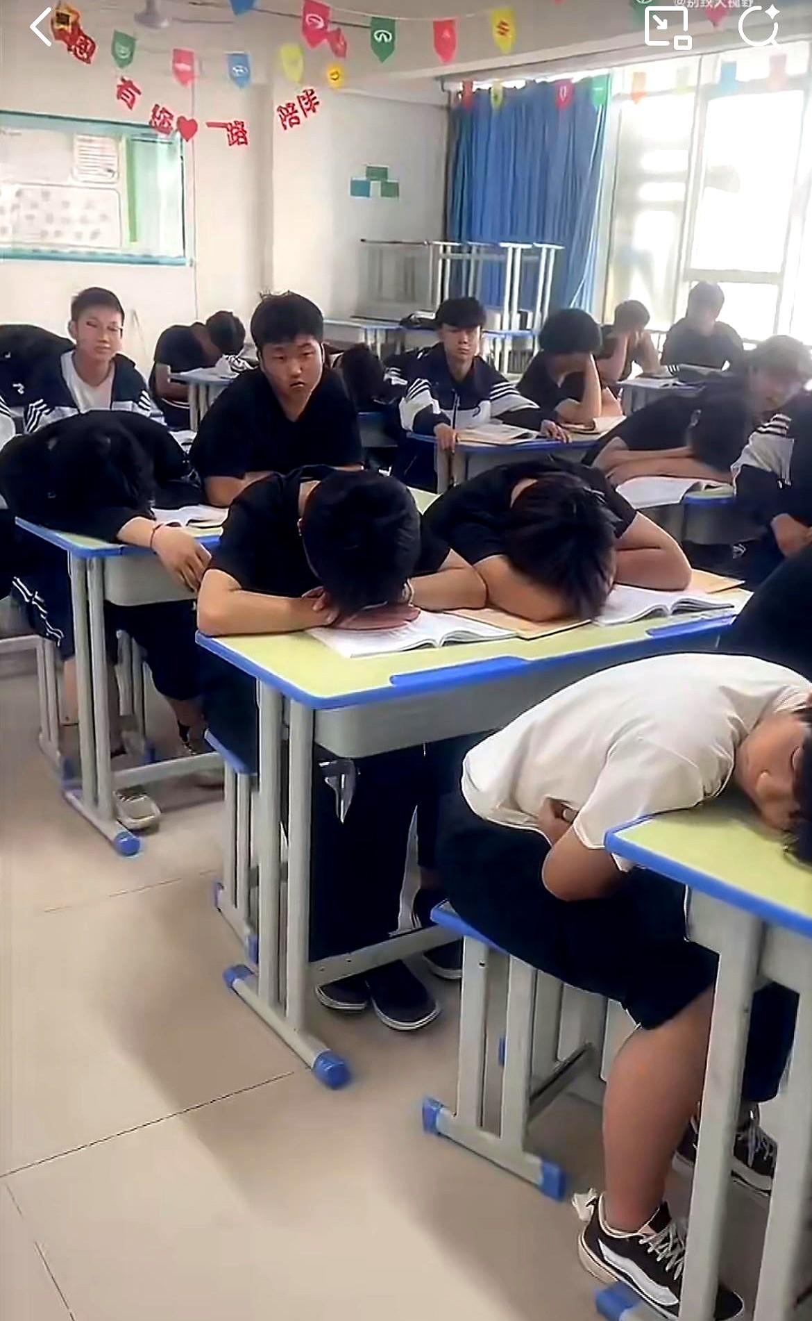 一个职业学校的老师爆料，给汽修班的学生们上课。他们晚上抱着手机不撒手，通宵打游