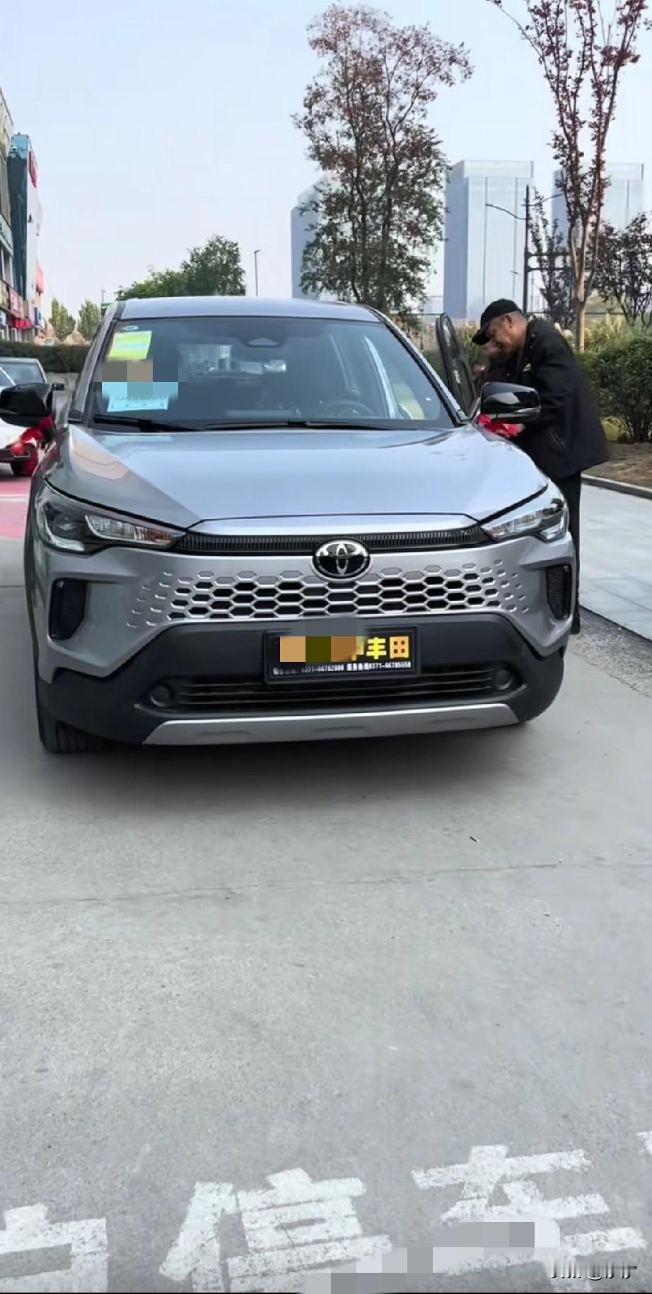 大哥听了销售的介绍，毫不犹豫的选择了丰田卡罗拉锐方，因为这款车是小型的SUV