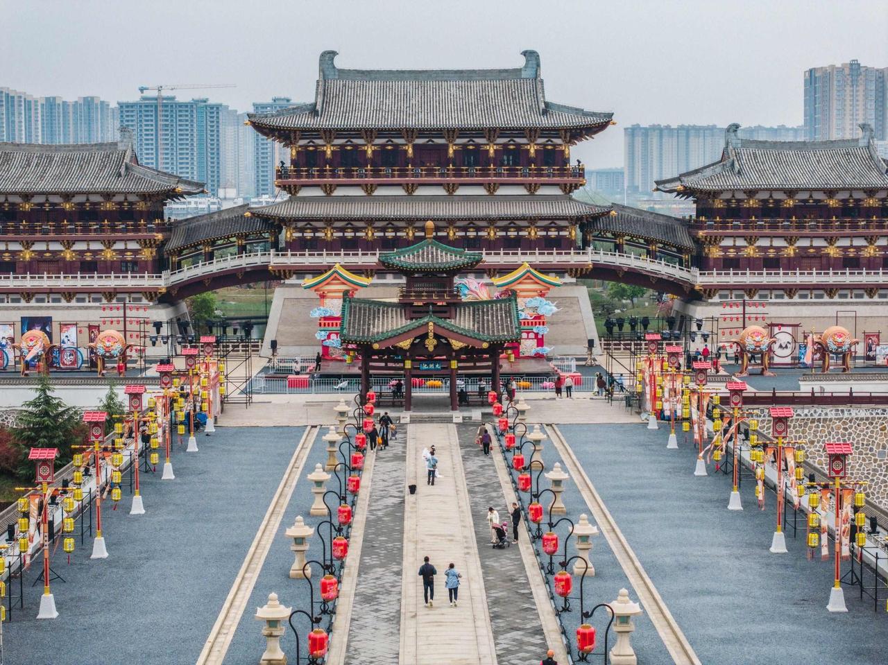 这场争论本质上是“正统史观”与“考古实证”的错位对抗。西安的底气在于秦汉隋唐的“