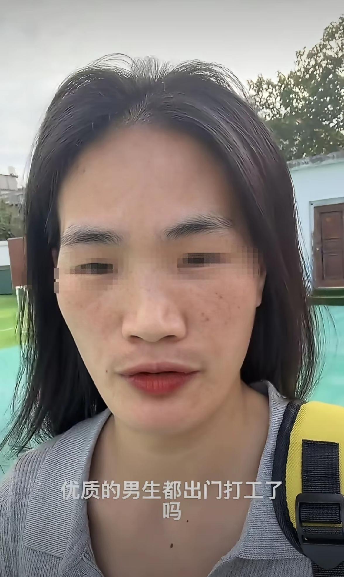 刚二婚的孩子妈妈打扮的花枝招展地，到幼儿园门口来接继子，却发现来接孩子的大部分都