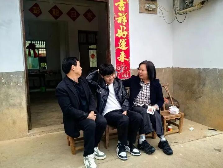 四岁被拐的彭聪聪，21年后跟亲生父母相认，在此之后他果断退还了养父母给他买的房