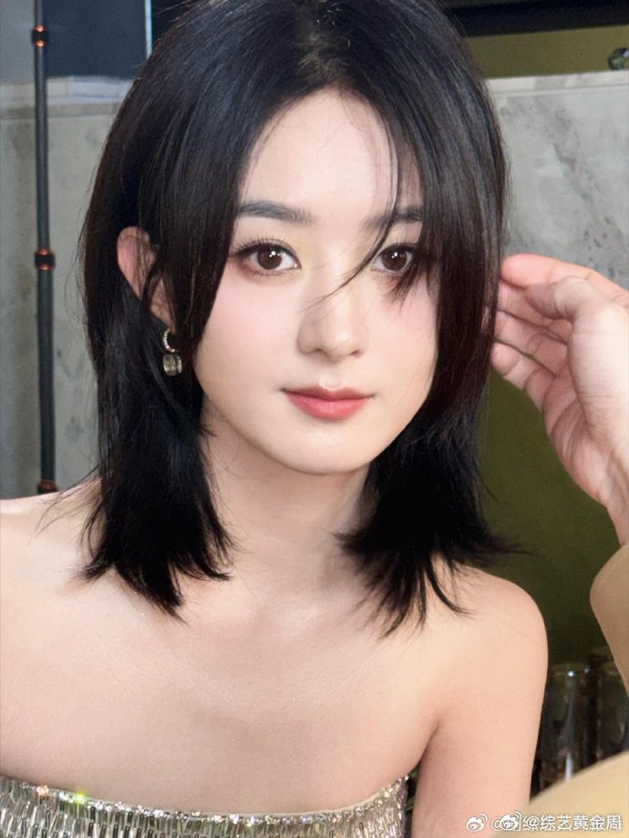 赵丽颖春意盎然妆，这清新绿色把颖宝衬托得温柔又动人，美到心坎里了。赵丽颖春意盎然