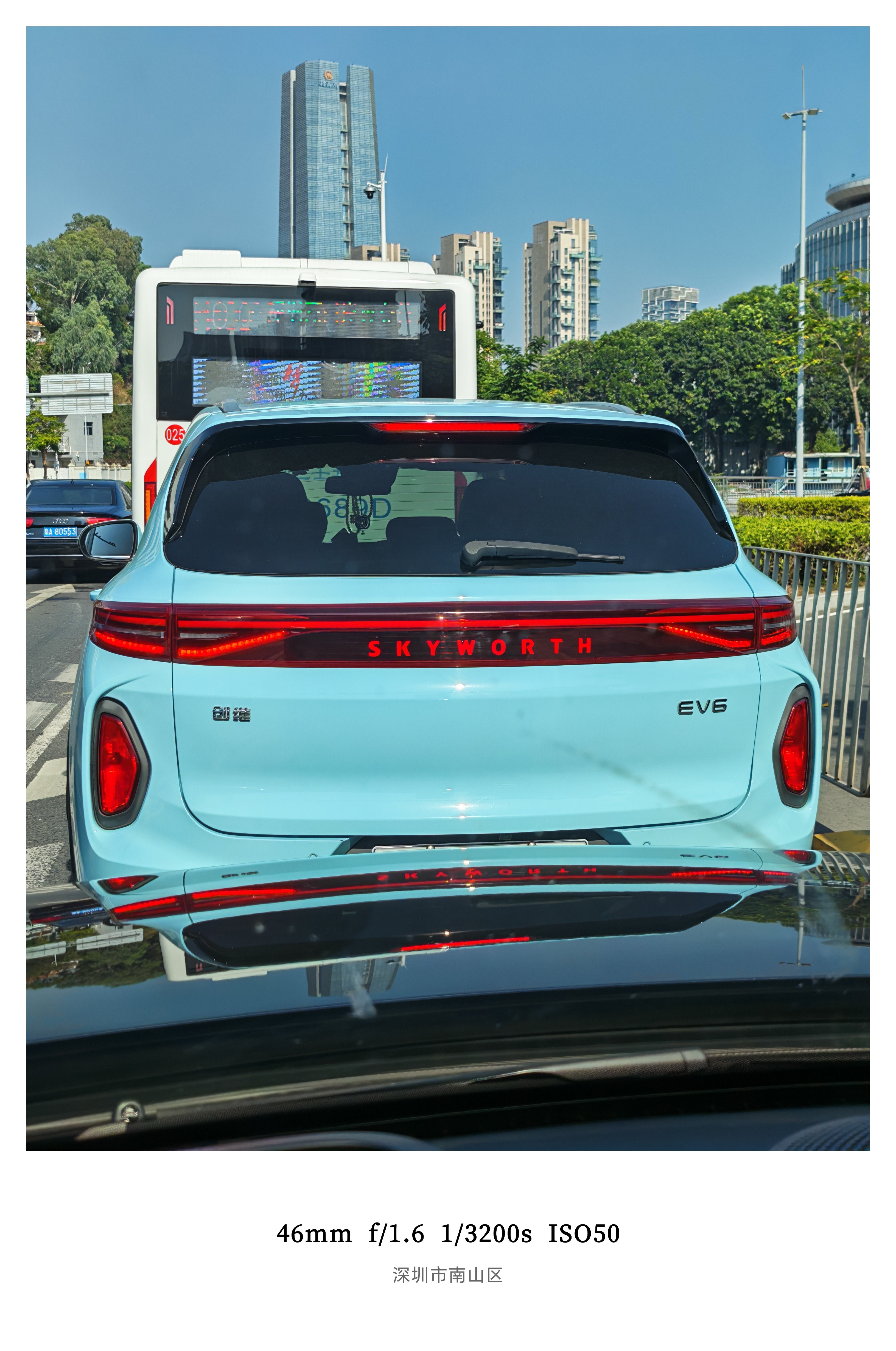 我一直以为创维汽车只会出现在的微博里没想到真的在路上看到这玩意真的能上路，还有