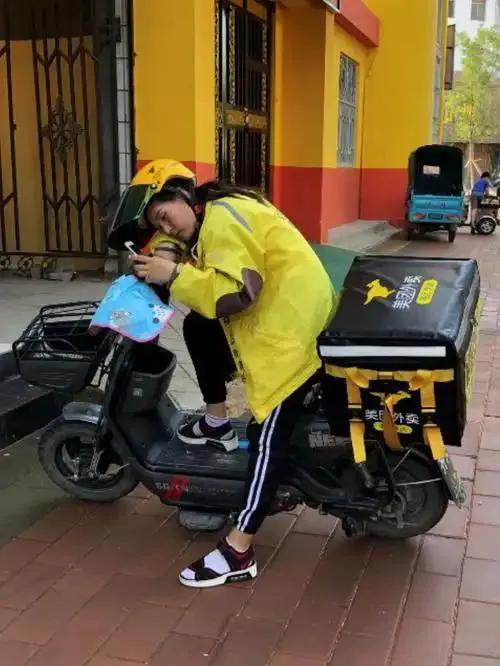 小偷偷吃外卖胖到200多斤[捂脸哭]深圳一男子因为盗窃被抓，出狱后找不到工作，于