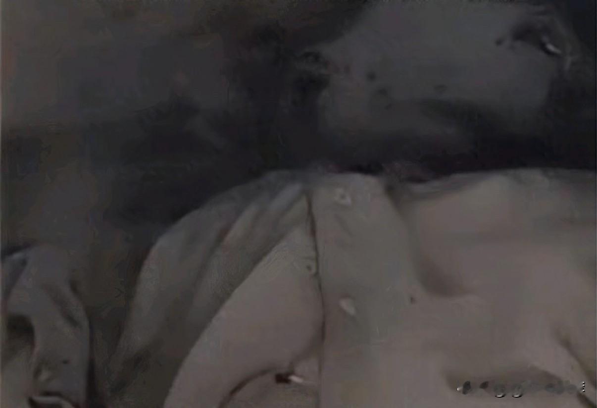 重庆无人机航拍惊现崖洞男干尸！死者系失踪数月的抑郁症患者近日，重庆发生一起令