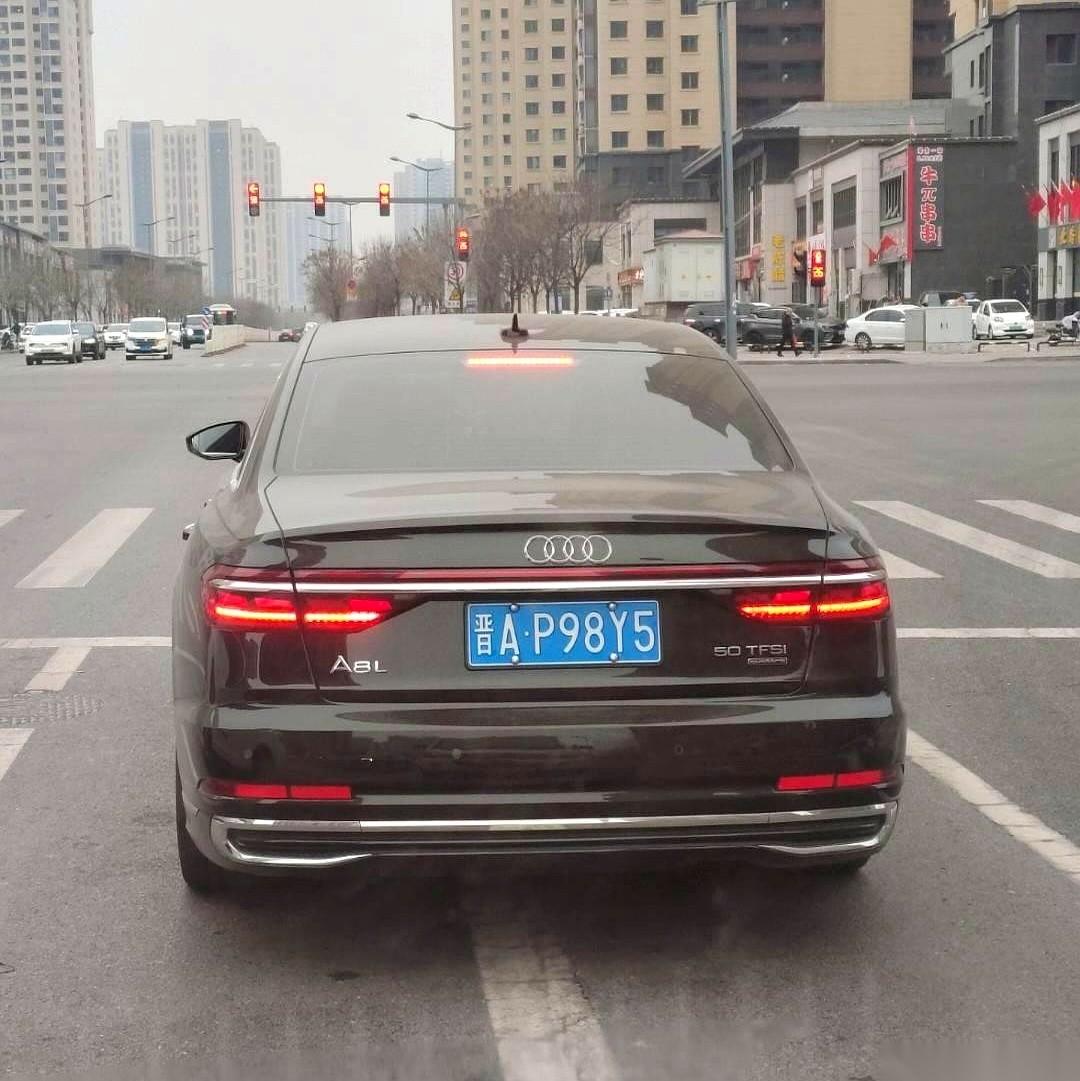 同学递过来一个红包，薄薄的，我捏了一下，就一张。而我刚刚塞进礼金箱的，是厚厚的