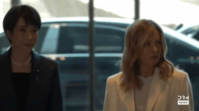 日本又玩这一套：意大利总理访日，被高市领着向日本国旗鞠躬日本还真是喜欢搞这种