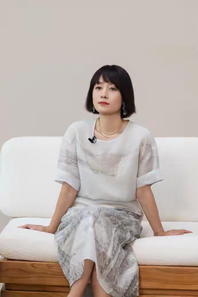 上衣是一件水墨印花短袖，面料可不简单，有一点点的透，之所以如此说，是因为可看到里