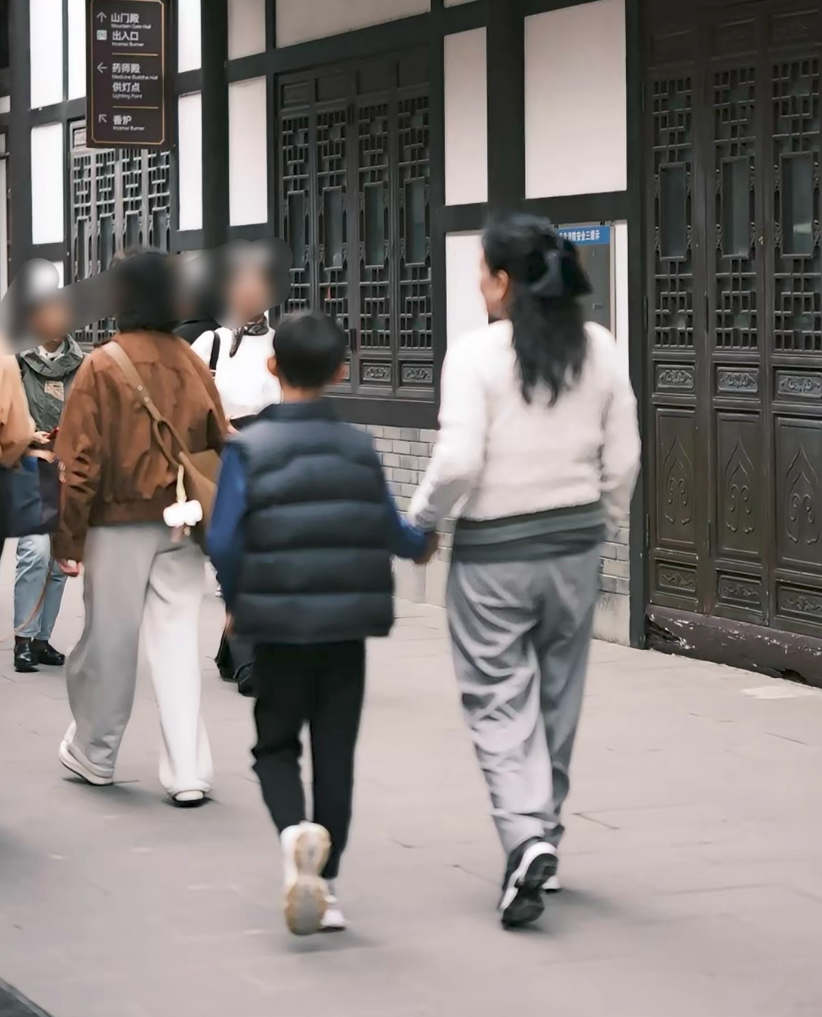 张兰和汪小菲带着小霖霖在成都游玩被偶遇，小霖霖和奶奶很亲，祖孙俩牵着手一起走。