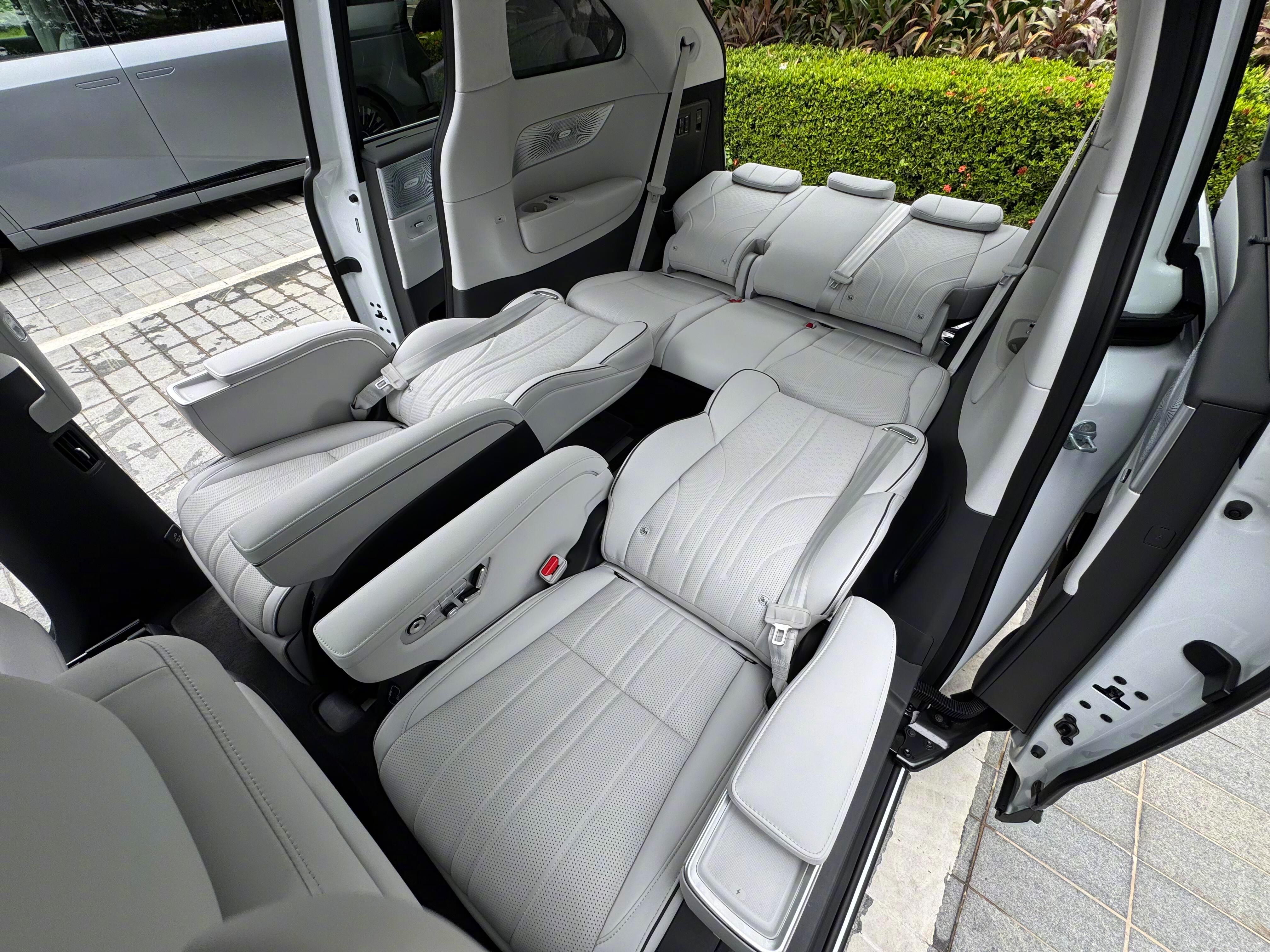 小鹏真的把家用MPV玩明白了是谁在车里躺平了我不说，二三排座椅一铺，秒变大床房