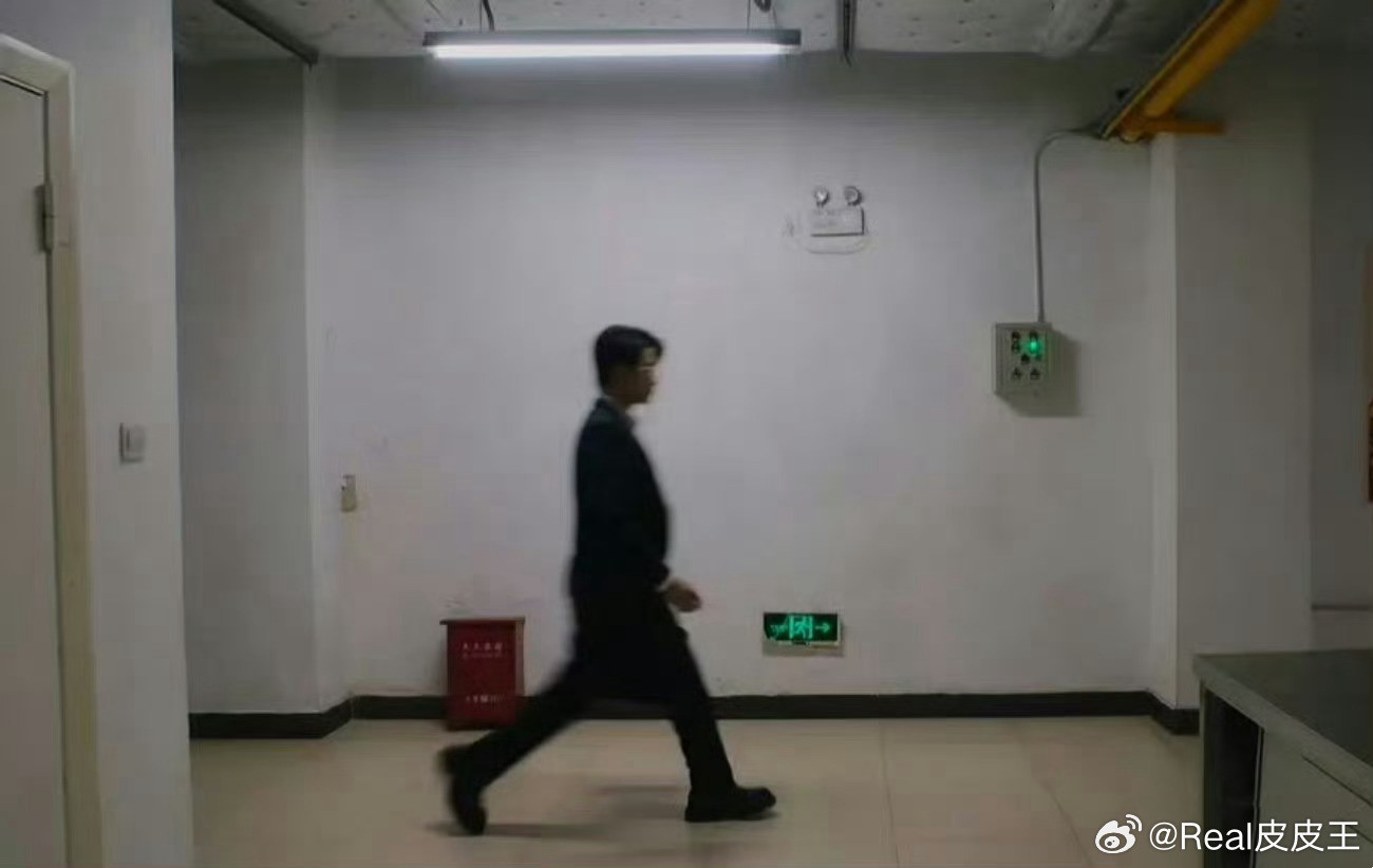 檀健次与王楚然身高差再度引发热议了。新剧播出后，镜头特写显示，檀健次已经穿了厚底