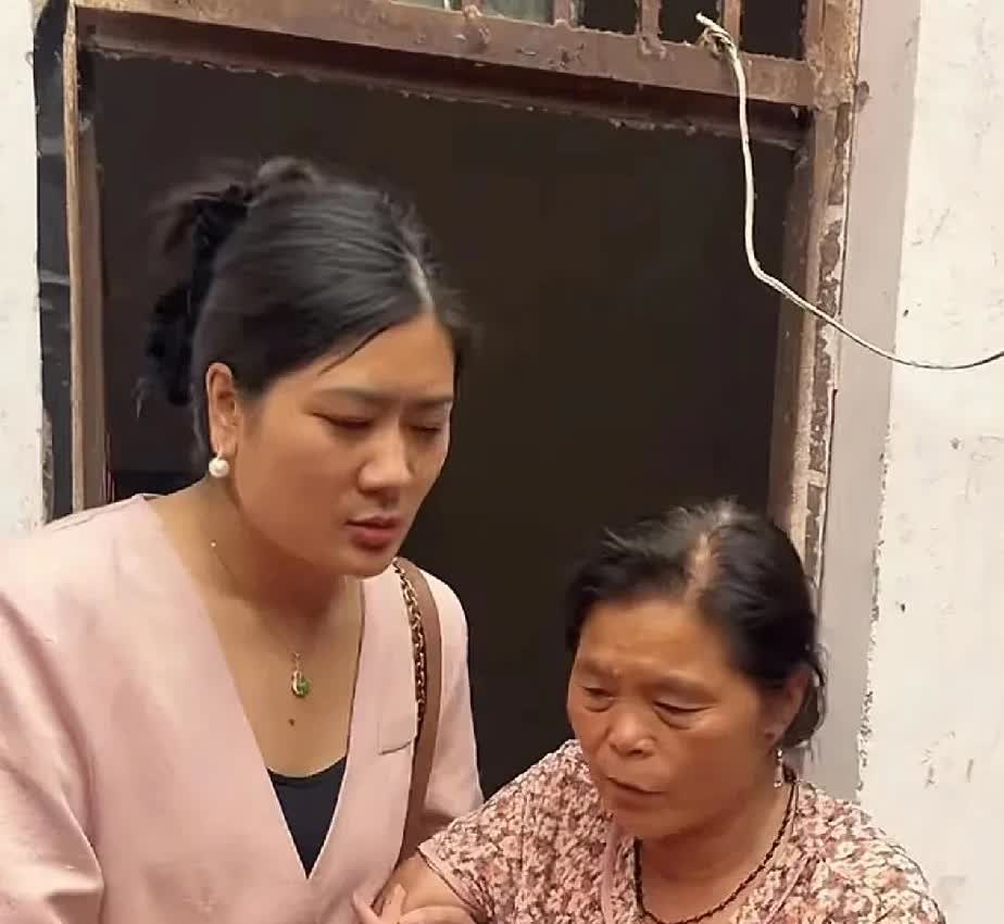 阿杜家被一场因三金首饰而起的风波搅得鸡犬不宁。阿杜老妈把雨露的三金首饰藏了起
