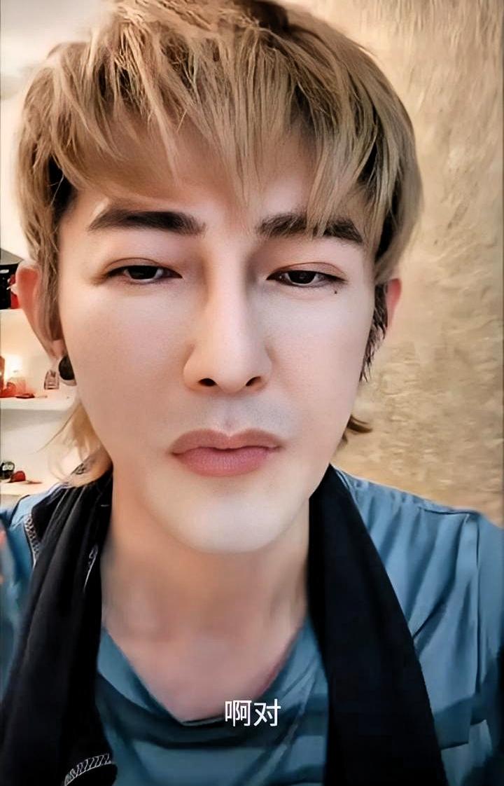 飞轮海四个人，三个当了爹。剩下的那个，还在家拼高达。吴尊带孩子上综艺，他在漫