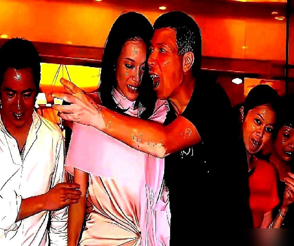 冯小刚拍桌子这事，你听过没？剧本一个字不看，张嘴就要700万片酬。那会儿拍《