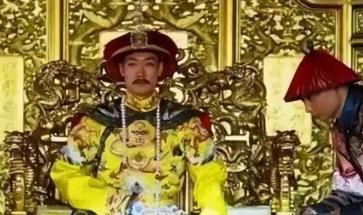 乾隆嫌考生太丑，当场出上联羞辱：“独眼不能登金榜。”满朝大臣捂嘴偷笑。考生不慌不