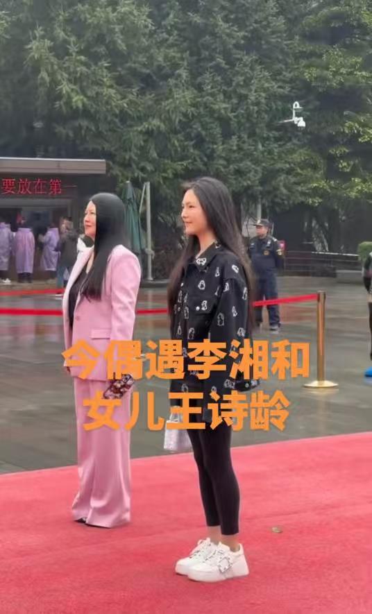 李湘去韶山献花圈，穿一身粉，有点不适合呀！李湘作为湖南人，在清明节前去韶山祭拜