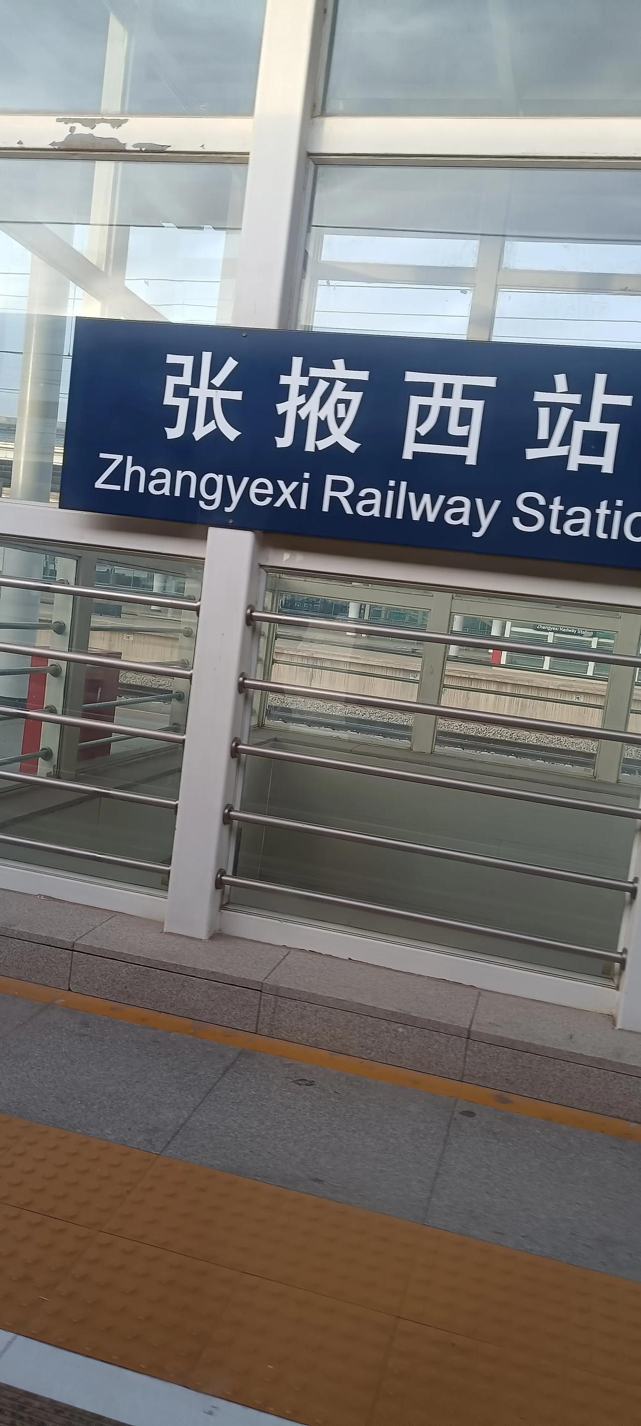 Z595次列车（杭州至乌鲁木齐）。途中运行于张掖到临泽区间实拍记录。坐Z595