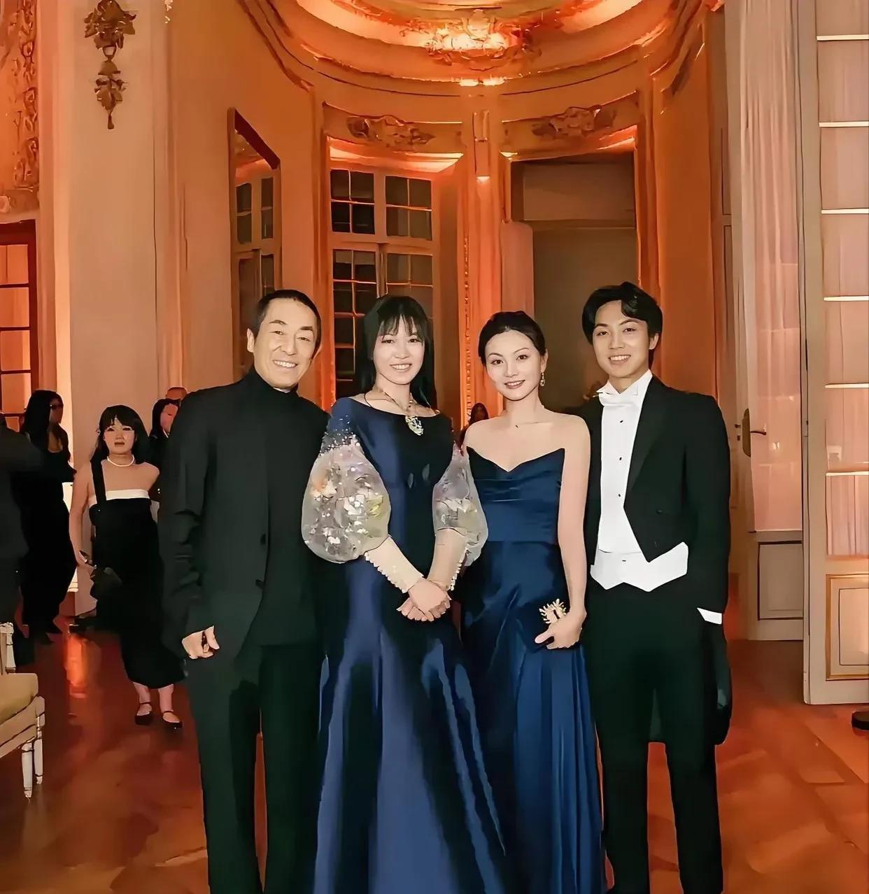 张艺谋和妻子儿女的合影，一家人在出席活动，儿女们也都长大了，张艺谋满面笑容，幸福