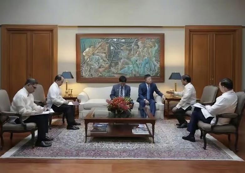 “来来来，坐坐，请坐中间！”这张照片是，菲律宾海上侵扰了中国后，小马科斯请中国