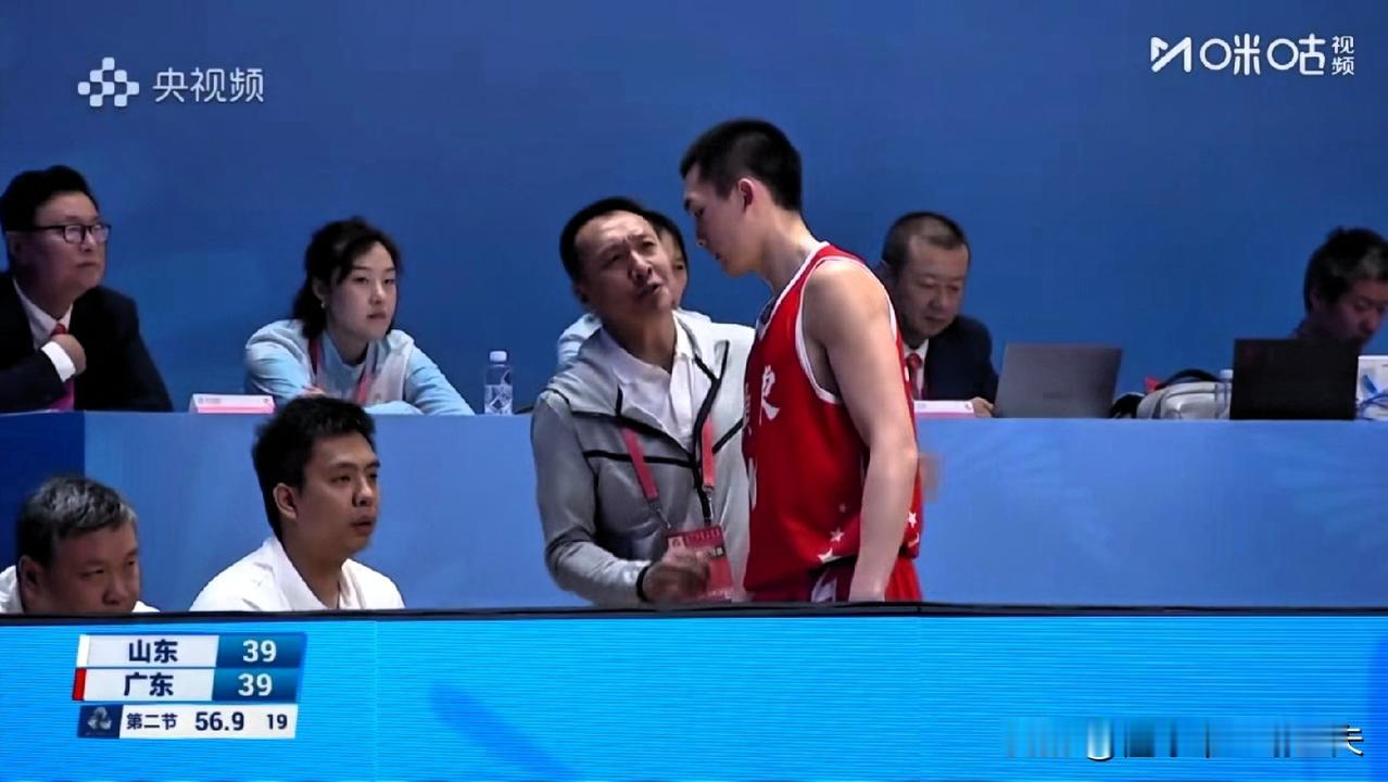 黑龙江籍主帅李群着急了！作为广东青年队的军师和顾问，看到山东来势汹汹，分差迫近坐