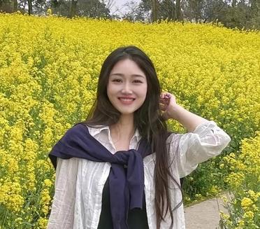 春天里的一抹微笑，我在花海间的惬意时光。