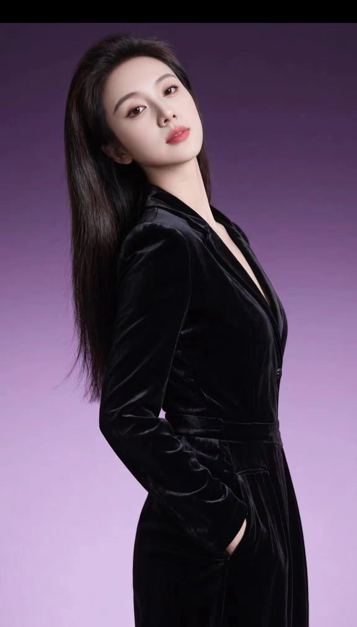 优雅黑丝绒，尽显迷人气质