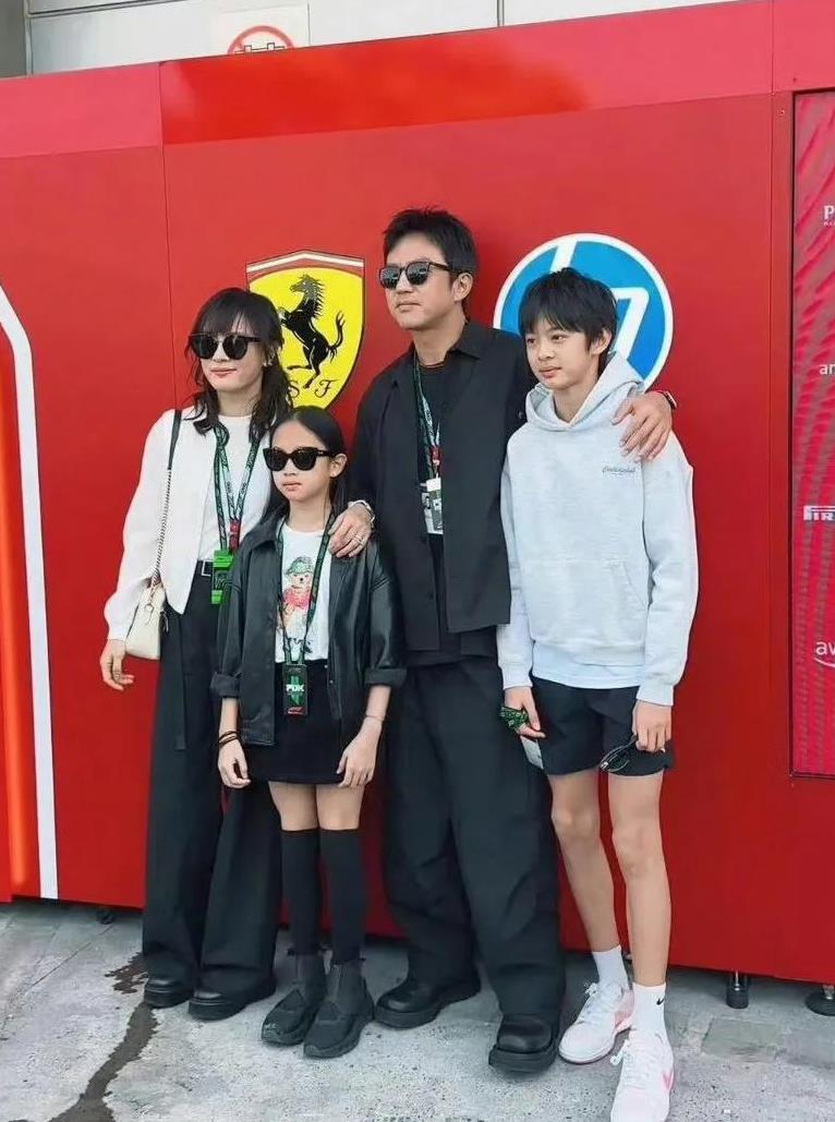 孙俪一家四口的形象，恰好印证了儿子像妈妈、女儿像爸爸的说法。他们家有个特立独行的
