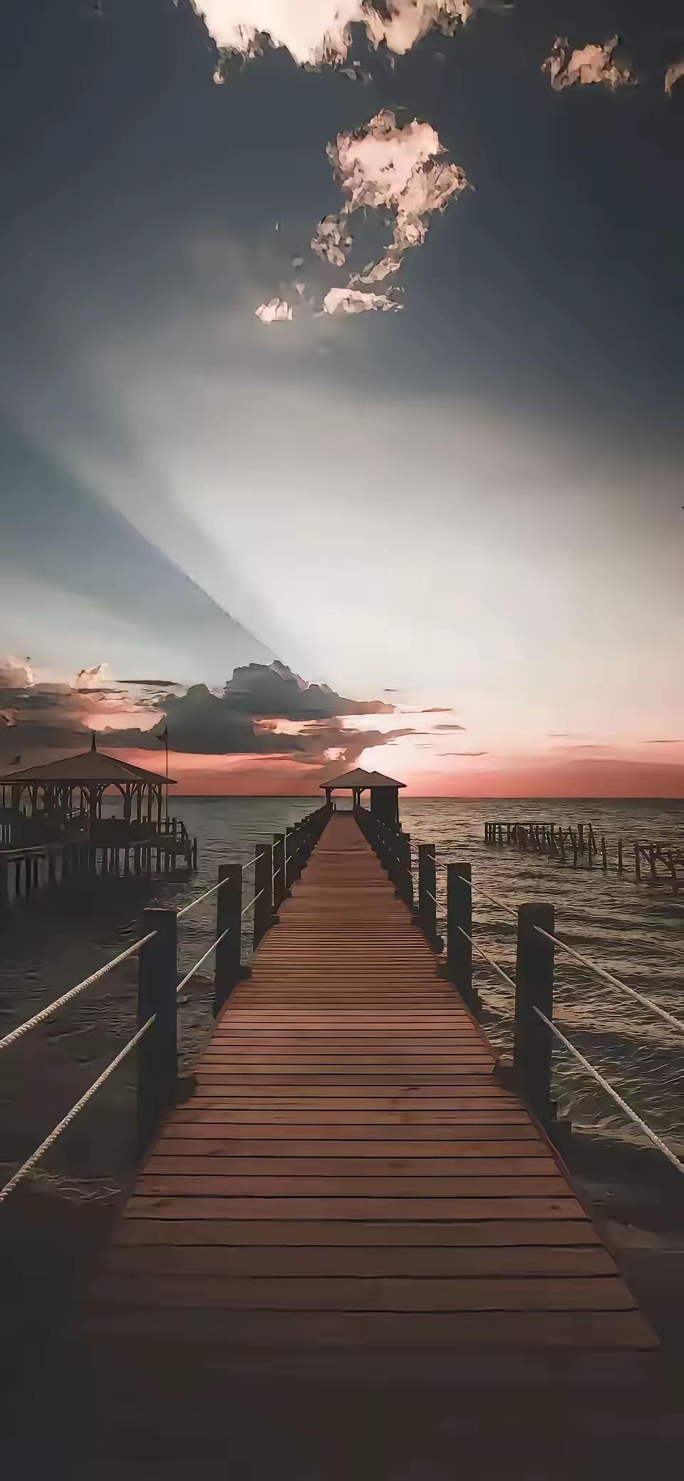 最高境界的一段话:“千万不要让任何人了解你太多，更不要和任何人走的太近，这是