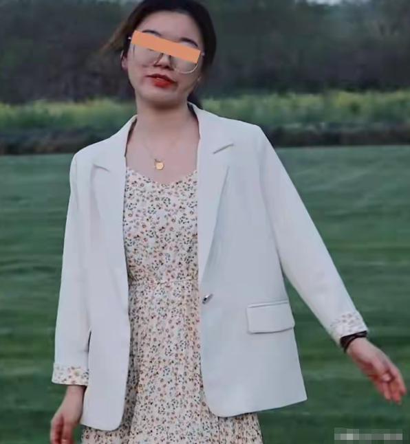 湖州南浔古镇那家小吃店的监控画面，现在全网都在传。 一位妈妈带着孩子进去，把