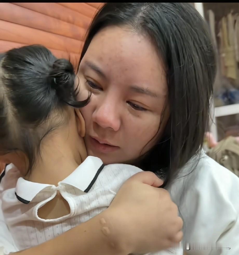小故事！这佟小喵她哭得像个泪人。也不知道是自己懊悔了，还是觉着二