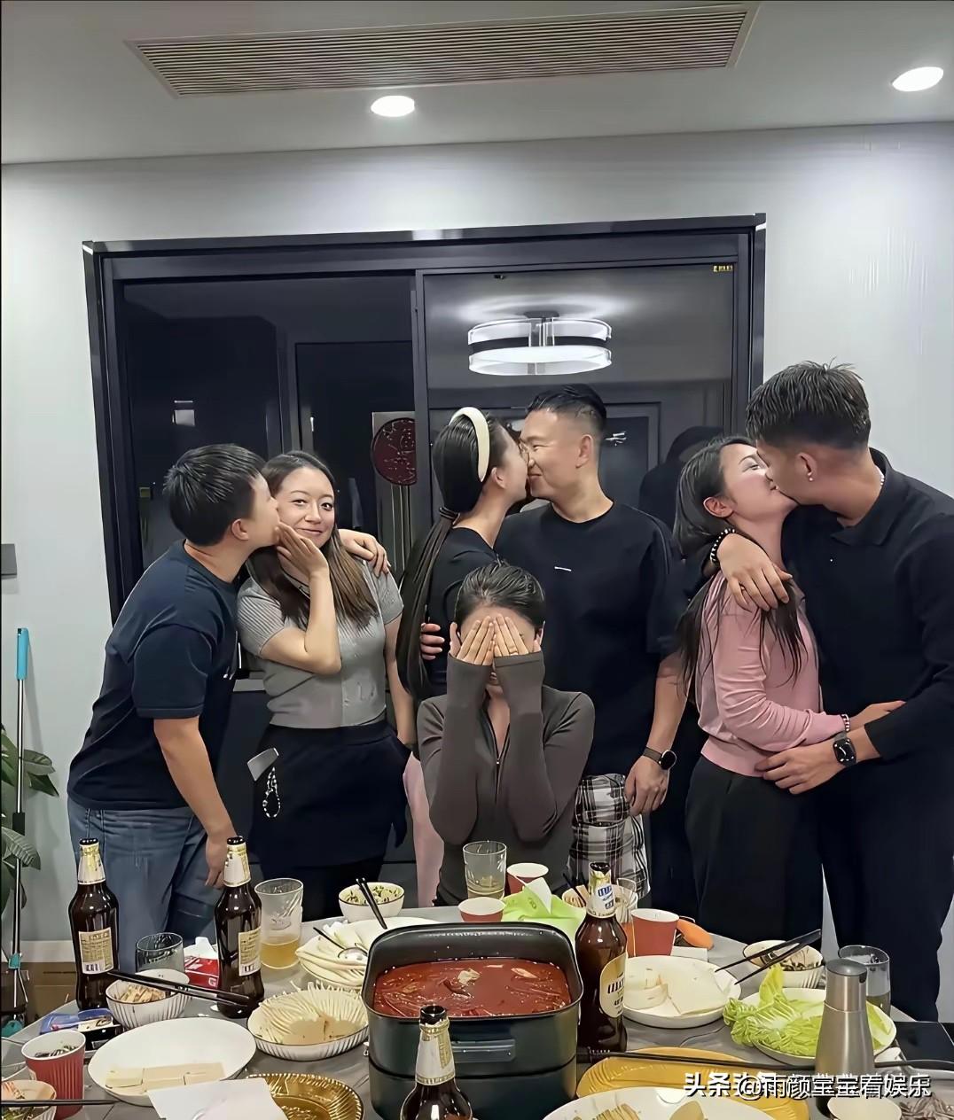 女人为什么要嫁人，看小姐姐一脸落寞，就知道了！[捂脸哭][捂脸哭]