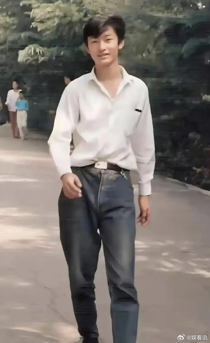 这位年轻的小伙子，你能辨认出是谁吗？如今已是娱乐圈数一数二的巨星！