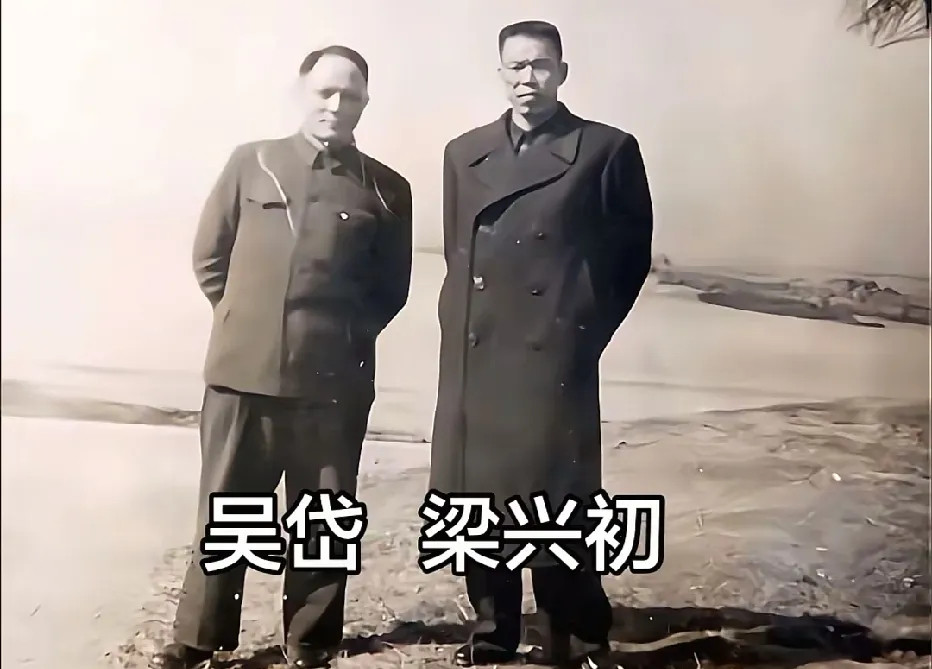 50年代，吴岱将军、梁兴初将军的一张留影，二人是抗美援朝“万岁军”38军的核心搭