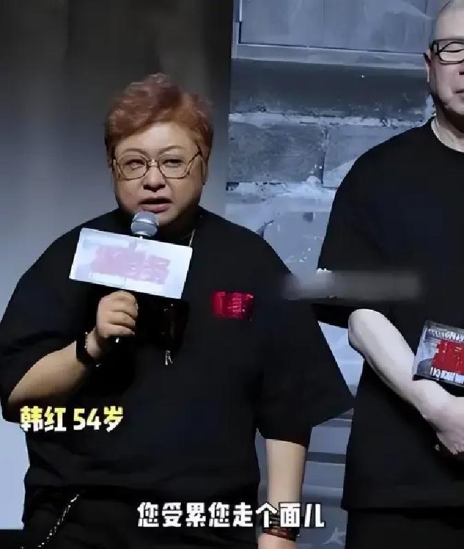 前天跟一个跟了韩红公益项目三年的媒体老友撸串，他喝得有点高，把酒杯往桌上重重一放