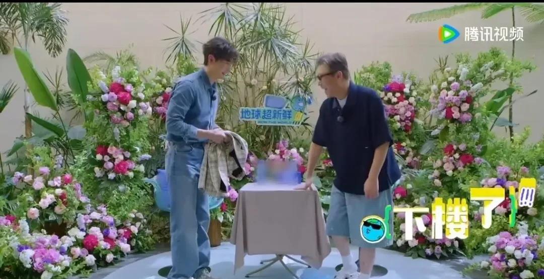 谁说男明星不穿高跟鞋，李乃文脱鞋好比下楼身高不够，鞋垫来凑，没想到李乃文鞋子里