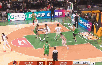 杨鸣罕见“拿下”莫兰德的两个原因北京时间12月22日，辽宁与北控的比赛来到第二