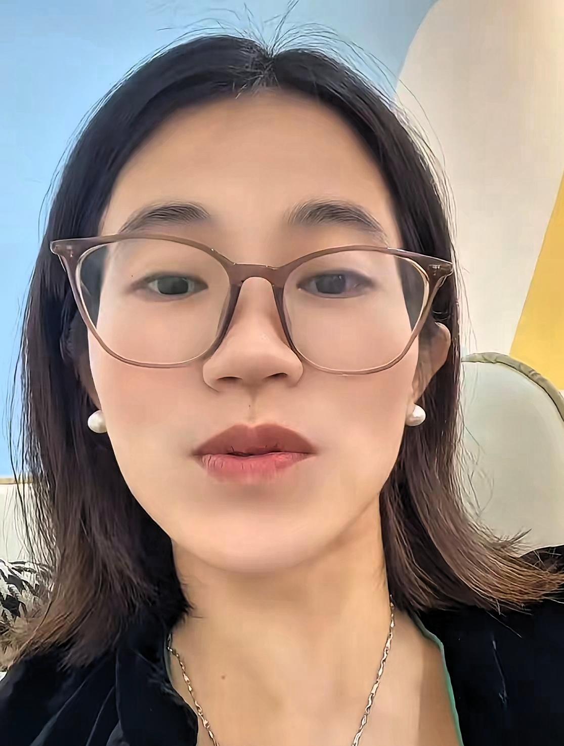 那个人啊，网上这点事儿，就让大家觉得他以后混不上了，真是。你们说说看，那个孟贺