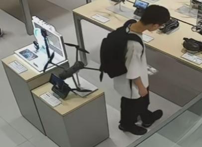 太糟心了！浙江衢州，一男生背着双肩包逛大疆门店，转身时书包不小心刮到一架价值1.