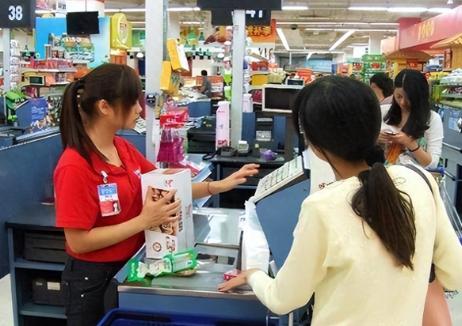 我朋友小周，在超市干了三年理货员，月薪3200。我说：这点工资，你随便找个厂都比