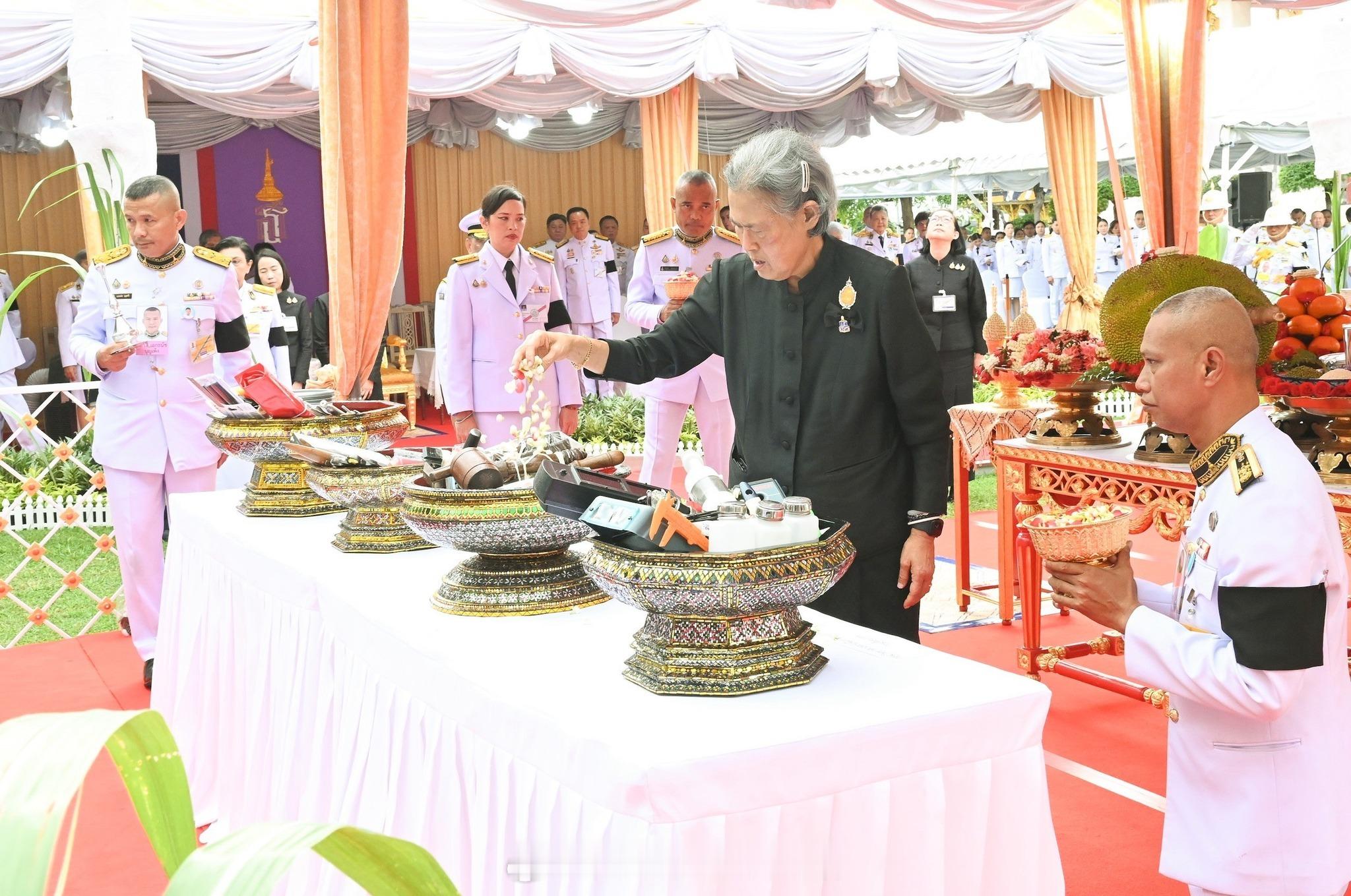 王室王室泰国王室诗丽吉亚2025年11月6日，大婶带着诗丽吉亚视察红唇