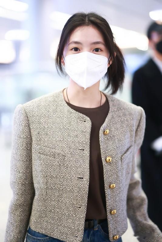 刘浩存身高约165cm，身材比例优越，整体呈匀称有致的沙漏型。以下是对其身材的具