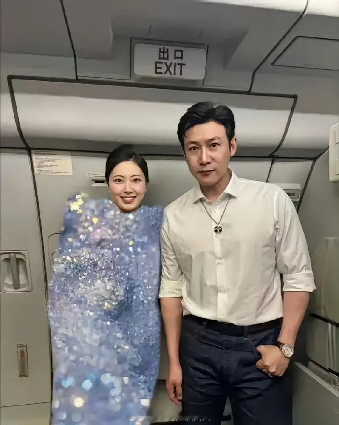 不懂就问：空姐不能和明星合照吗？如果是，为什么马赛克的是衣服，而不是脸
