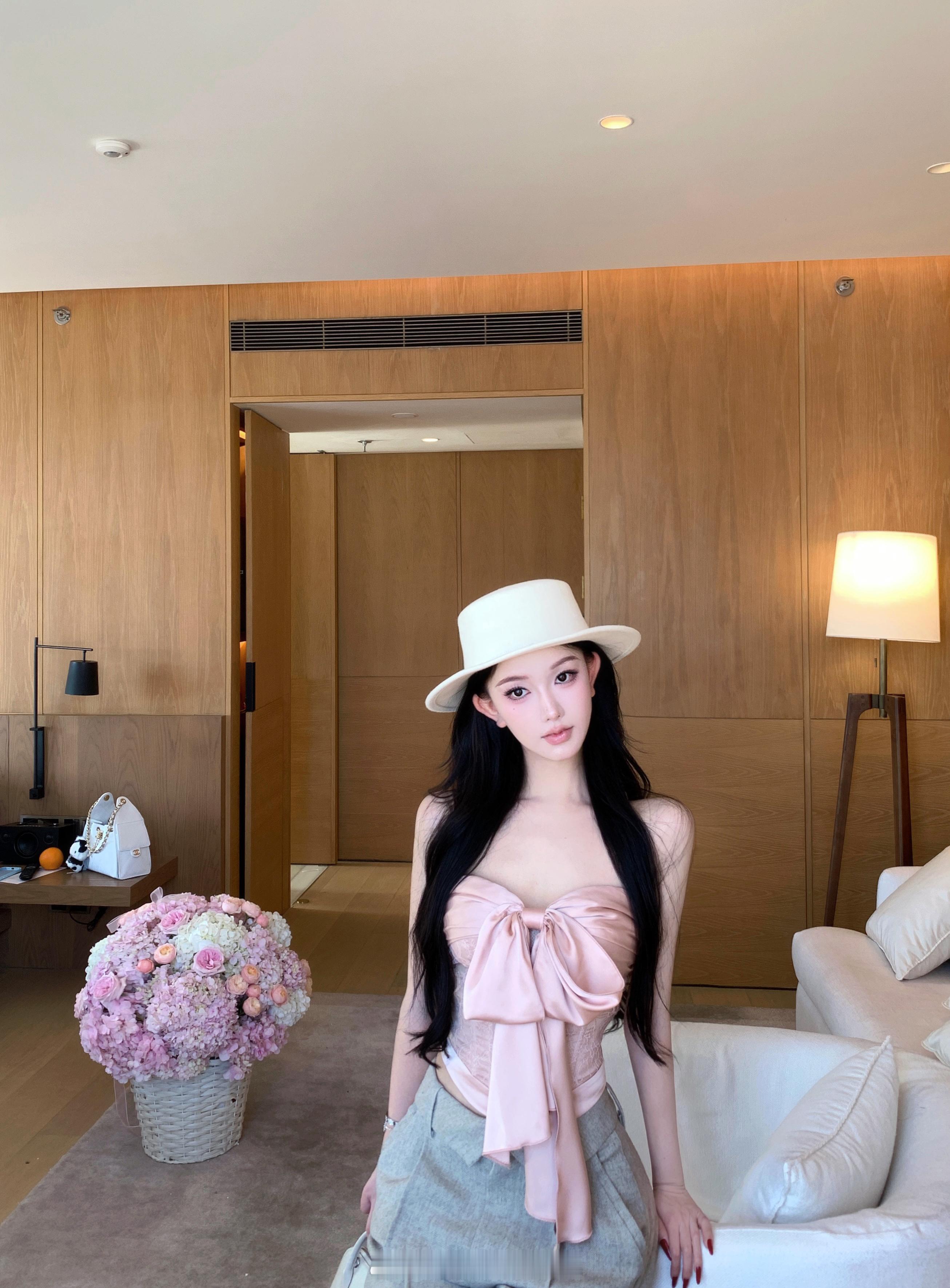 谁在等这套粉色缎面！！有人还记得之前出的紫金抹胸和粉缎流光裙吗这套分开搭配也美鼠