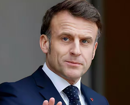 法国的大麻烦来了，随着法国总理贝鲁的不信任票数超过了半数，只好宣布辞职。而法国人