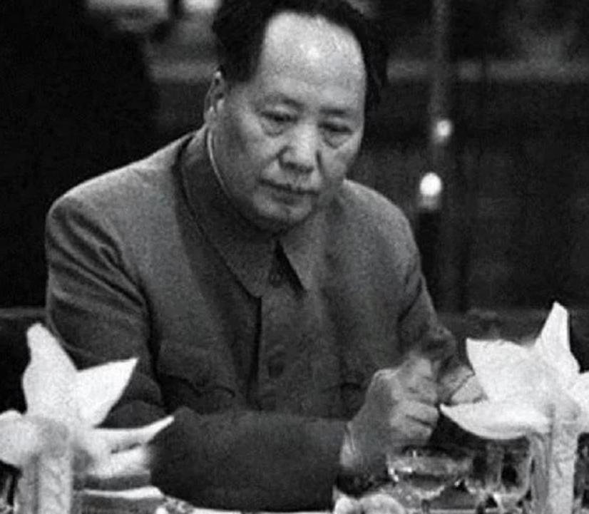 毛主席终生嗜好吃鱼，早年尤爱鲤鱼。抗战居住陕北杨家沟时，警卫常到河沟捕捉，贺龙专