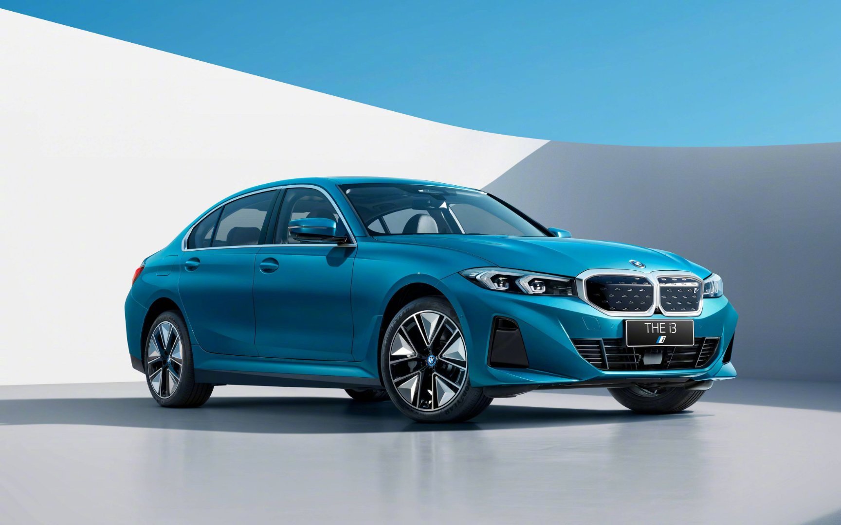 宝马大降价30万大家都知道宝马的操控好但是究竟有多好没啥概念我这么说吧，如果要做