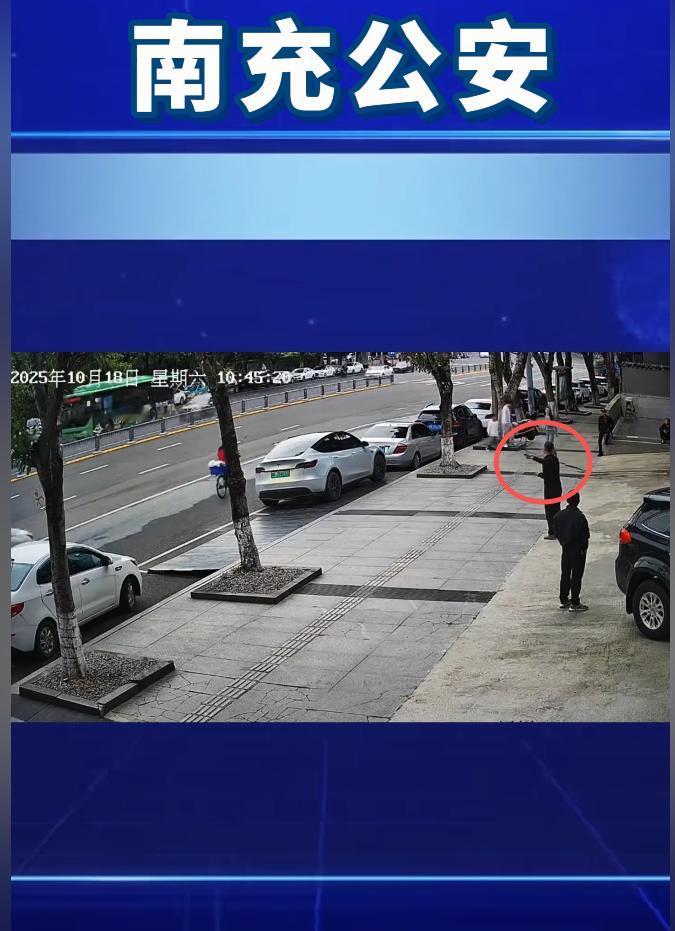 在汽修店门口被扎胎后续来了，结果出乎意料，店门钢板撤走，已经能正常停放车辆，汽修