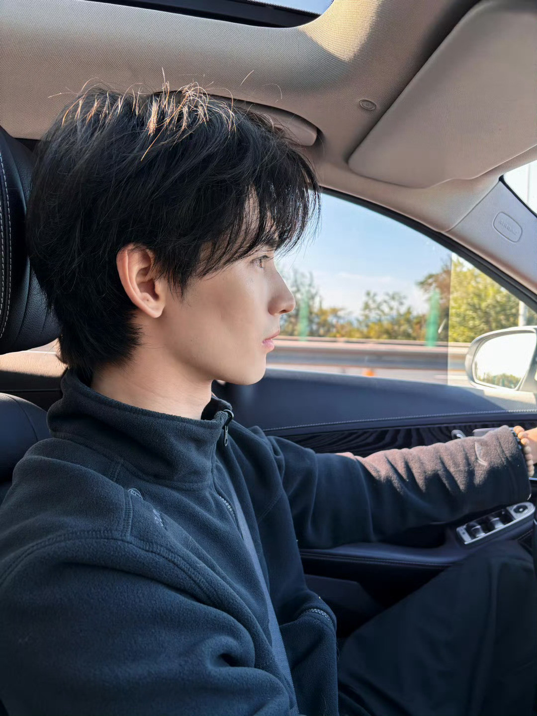 是橘色的黄俊捷，是去旅行了吗？最近温差大，要照顾好自己！！